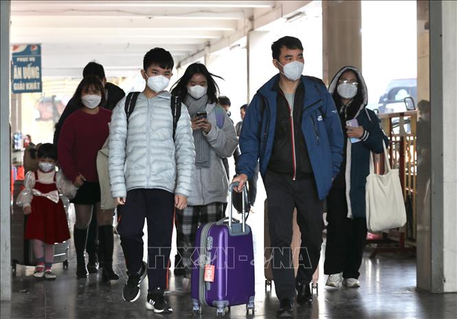 Hành khách từ các tỉnh trở về Hà Nội chuẩn bị trở lại cuộc sống bình thường (ảnh chụp lúc 12h45 tại Bến xe Giáp Bát). Ảnh: Hoàng Hiếu - TTXVN 