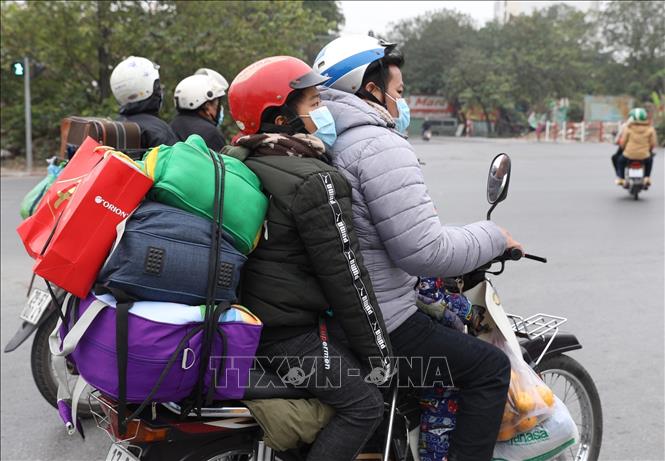 Một chiếc xe “kín chỗ” trên đường Giải Phóng (ảnh chụp lúc 12h ngày 26/1). Ảnh: Hoàng Hiếu - TTXVN 