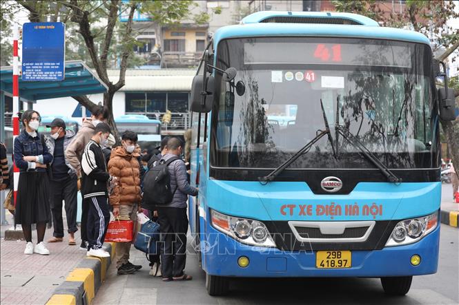 Bến xe Giáp Bát phối hợp với các đơn vị xe buýt tăng cường thêm 200 lượt xe/ngày để phục vụ người dân (ảnh chụp lúc 13 h ngày 26/1). Ảnh: Hoàng Hiếu - TTXVN 