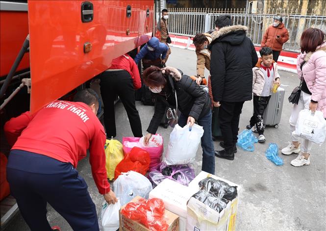 Hành khách về tới Bến xe Giáp Bát sau kỳ nghỉ Tết (ảnh chụp lúc 12h30 ngày 26/1). Ảnh: Hoàng Hiếu - TTXVN 