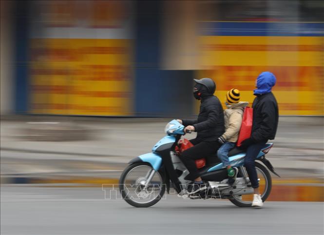 Người dân trên phố Ngọc Hồi di chuyển về hướng trung tâm Hà Nội. Ảnh: Hoàng Hiếu - TTXVN 
