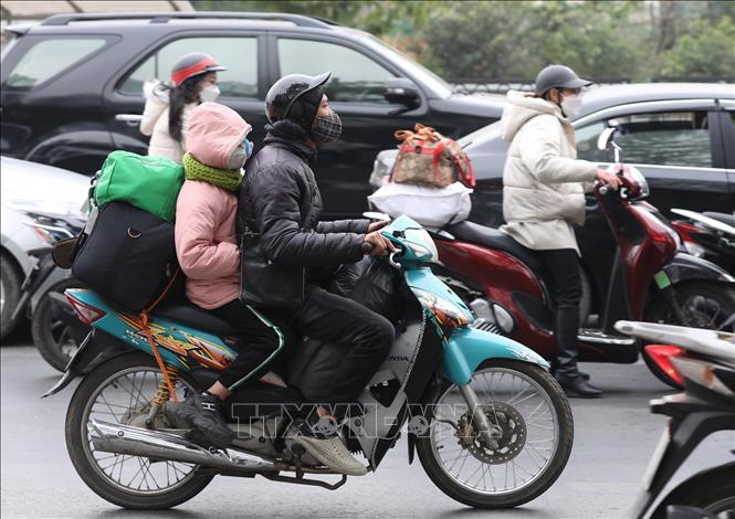 Người dân quay trở lại Hà Nội di chuyển trên phố Ngọc Hồi, sáng 26/1. Ảnh: Hoàng Hiếu - TTXVN 