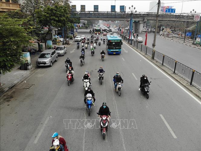 Người dân di chuyển từ hướng phố Ngọc Hồi về đường Giải Phóng (ảnh chụp lúc gần 12h ngày 26/1). Ảnh: Hoàng Hiếu - TTXVN 