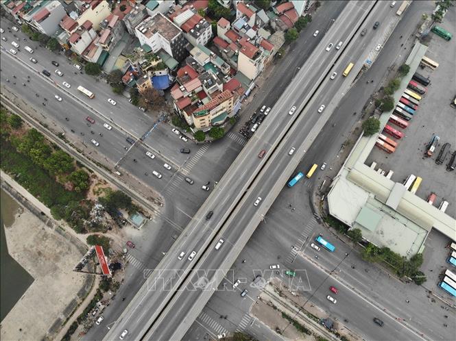 Đường vành đai 3 đoạn ngã tư Bến xe Nước Ngầm lúc 12h. Ảnh: Hoàng Hiếu - TTXVN 