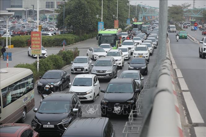 Các phương tiện di chuyển chậm trên đường Cổ Linh, quận Long Biên (ảnh chụp lúc 15h9’). Ảnh: Minh Quyết - TTXVN