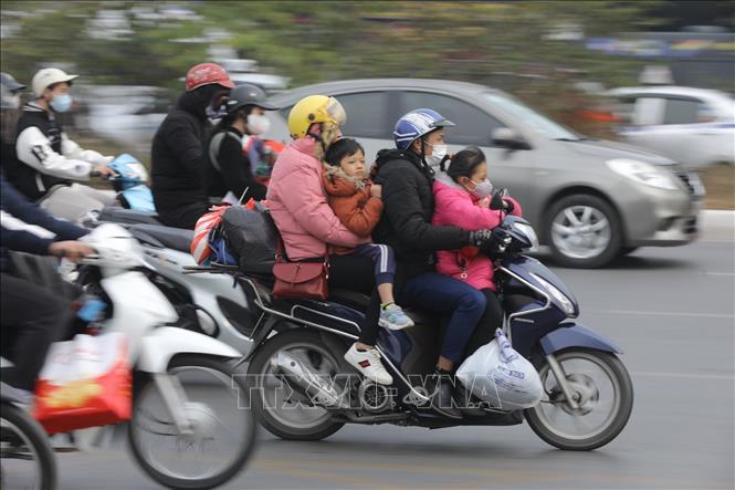 Người dân di chuyển theo hướng từ cầu Vĩnh Tuy vào trung tâm Thành phố (ảnh chụp lúc 15h23’). Ảnh: Minh Quyết - TTXVN