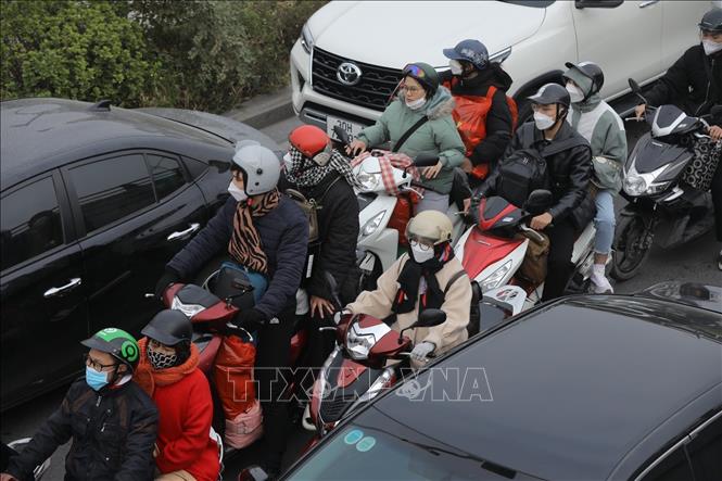 Người dân di chuyển trên tuyến đường Cổ Linh, quận Long Biên (ảnh chụp lúc 15h10’). Ảnh: Minh Quyết - TTXVN