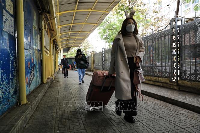 Hành khách rời Bến xe Mỹ Đình (ảnh chụp lúc 15 giờ 10'). Ảnh: Tuấn Anh - TTXVN