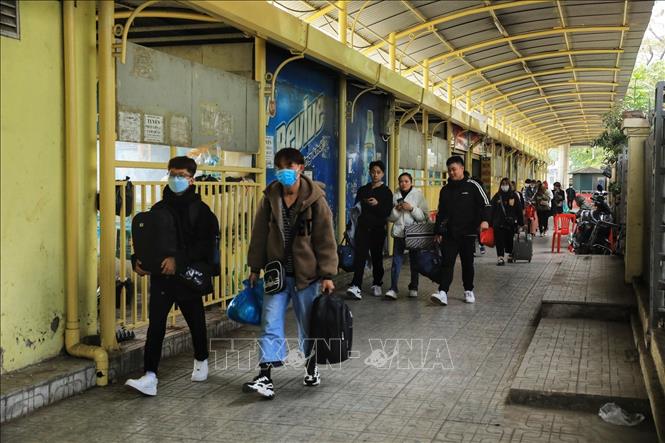 Hành khách rời Bến xe Mỹ Đình (ảnh chụp lúc 15 giờ 10'). Ảnh: Tuấn Anh - TTXVN