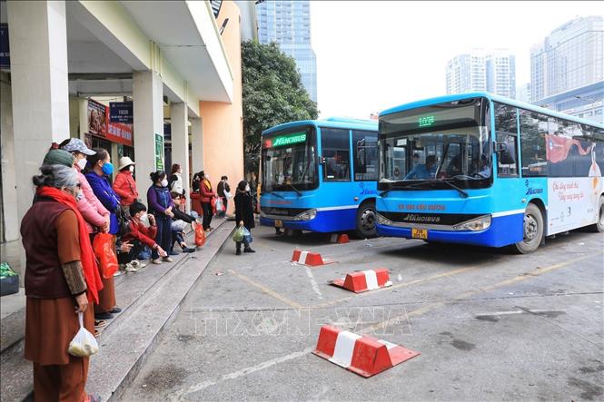 Người dân chờ đón xe buýt tại Bến xe Mỹ Đình (ảnh chụp lúc 15 giờ 20'). Ảnh: Tuấn Anh - TTXVN