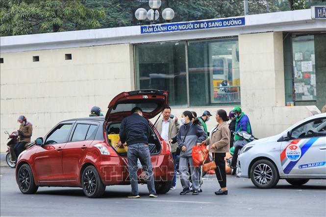 Người dân đón xe taxi công nghệ trở về nhà sau kỳ nghỉ Tết Nguyên đán (ảnh chụp lúc 15 giờ 25' tại Bến xe Mỹ Đình). Ảnh: Tuấn Anh - TTXVN