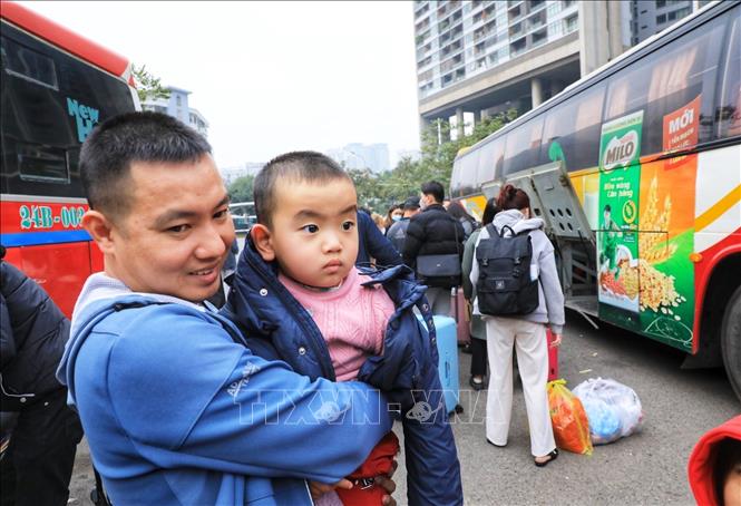 Gia đình anh Nguyễn Ngọc Hiệp (Yên Bái) trở lại Thủ đô sau kỳ nghỉ Tết Nguyên đán (ảnh chụp lúc 15 giờ 15' tại Bến xe Mỹ Đình). Ảnh: Tuấn Anh - TTXVN