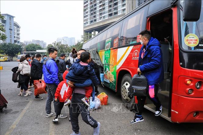 Hành khách xuống xe tại Bến xe Mỹ Đình (ảnh chụp lúc 15 giờ 20'). Ảnh: Tuấn Anh - TTXVN
