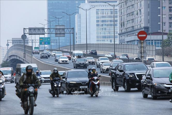 Đường Vành đai 3 trên cao hướng cầu Thăng Long - Mỹ Đình ùn nhẹ, các phương tiện di chuyển chậm (ảnh chụp lúc 15 giờ 45'). Ảnh: Tuấn Anh - TTXVN