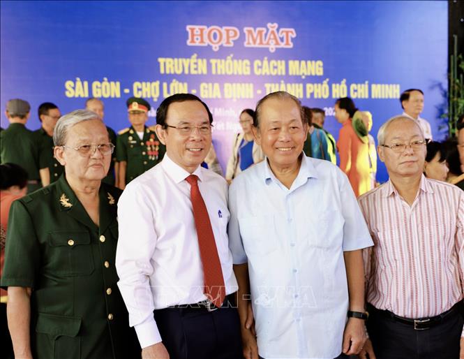 Trong ảnh: Bí thư Thành ủy Thành phố Hồ Chí Minh Nguyễn Văn Nên (ngoài cùng bên phải) cùng các cán bộ lão thành cách mạng tại chương trình. Ảnh: Hồng Giang - TTXVN.