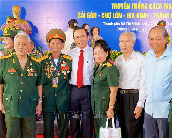 Trong ảnh: Bí thư Thành ủy Thành phố Hồ Chí Minh Nguyễn Văn Nên (giữa) cùng các cán bộ lão thành cách mạng tại chương trình. Ảnh: Hồng Giang - TTXVN.