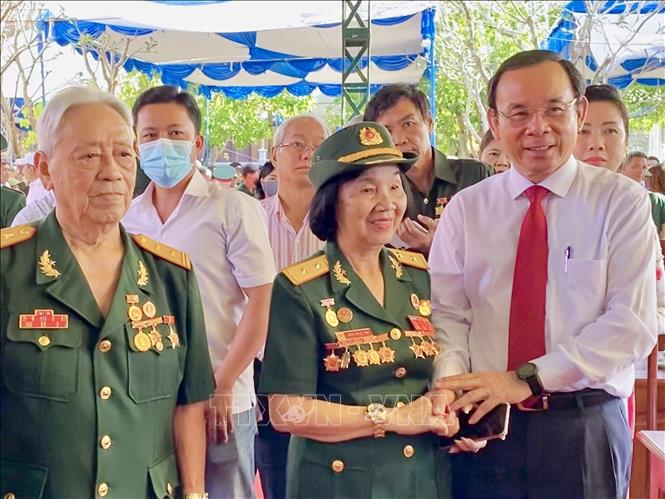Trong ảnh: Bí thư Thành ủy Thành phố Hồ Chí Minh Nguyễn Văn Nên (ngoài cùng bên phải) cùng các cán bộ lão thành cách mạng tại chương trình. Ảnh: Hồng Giang - TTXVN.