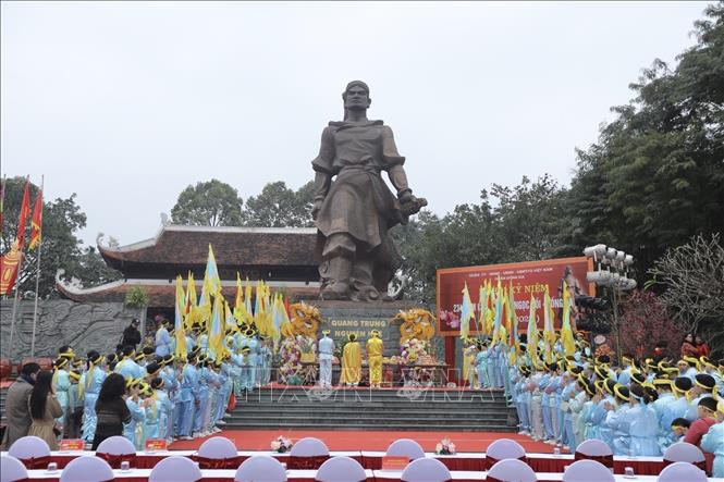 An incense offering ritual at the Dong Da Mound, which reportedly witnessed fierce battles between Emperor Quang Trung’s soldiers and the Chinese invaders 234 years ago. VNA Photo: Minh Quyết