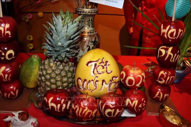 Trong ảnh: Mâm ngũ quả khắc thành chữ “Chúc mừng năm mới”. Ảnh: Hương Giang - PV TTXVN tại Bỉ