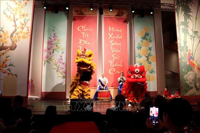 Trong ảnh: Biểu diễn múa lân mở màn chương trình 