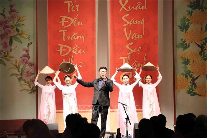 Trong ảnh: Tiết mục biểu diễn của NSND Tạ Minh Tâm trong Chương trình văn nghệ “Mùa Xuân trên thành phố trẻ” chào mừng Tết cộng đồng tại Bỉ. Ảnh: Hương Giang - PV TTXVN tại Bỉ