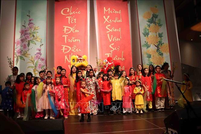 Trong ảnh: Tiết mục biểu diễn của các cháu thiếu nhi kiều bào tại Bỉ trong chương trình 