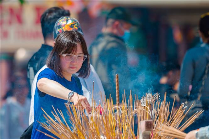 A visitor offers incense at Ba Pagoda. VNA Photo: Thanh Tân