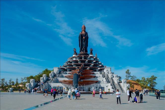 Visitors coming to Ba Den mountain can marvel at the 72m-tall “Tay Bo Da Son”, Bodhisattva statue which was made of more than 170 tons of bronze. VNA Photo: Thanh Tân