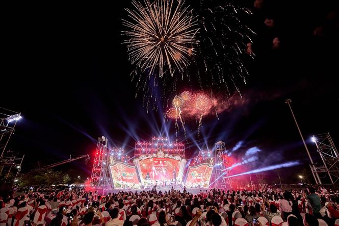 Firework show on the opening night of Ba Den Mountain Spring Festival. VNA Photo: Thanh Tân