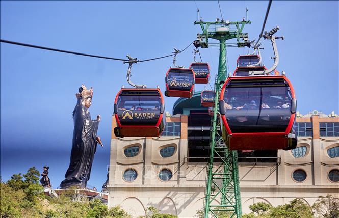 The cable car system on top of Ba Den Mountain. VNA Photo: Thanh Tân