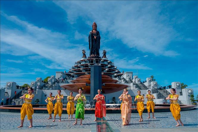 A performance of Khmer dance on Ba Den Mountain. VNA Photo: Thanh Tân