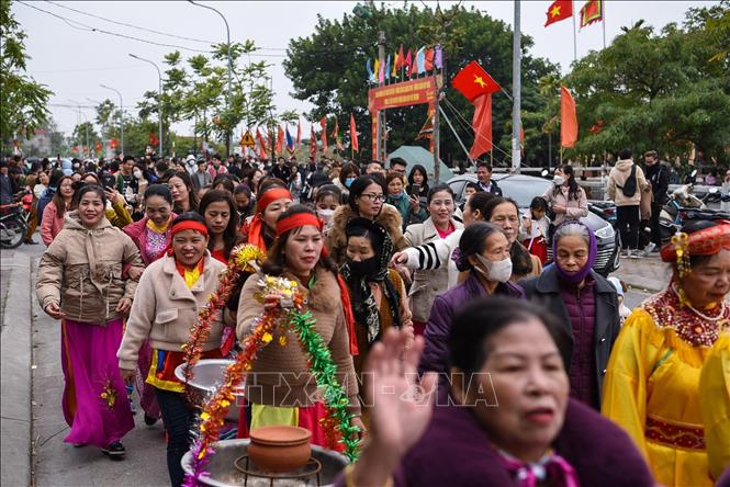 Trong ảnh: Đông đảo người dân tham gia đoàn rước trong lễ hội. Ảnh: Thanh Thương- TTXVN|
