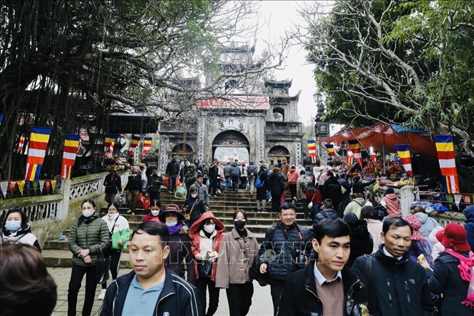 Visitors coming to Huong Pagoda. VNA Photo: Trần Việt