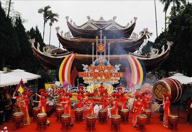 An art performance at the opening ceremony of Huong Pagoda Festival. VNA Photo: Trần Việt