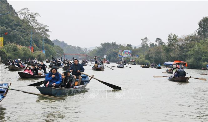 Visitors on Yen stream boat rides to Huong Pagoda. VNA Photo: Trần Việt
