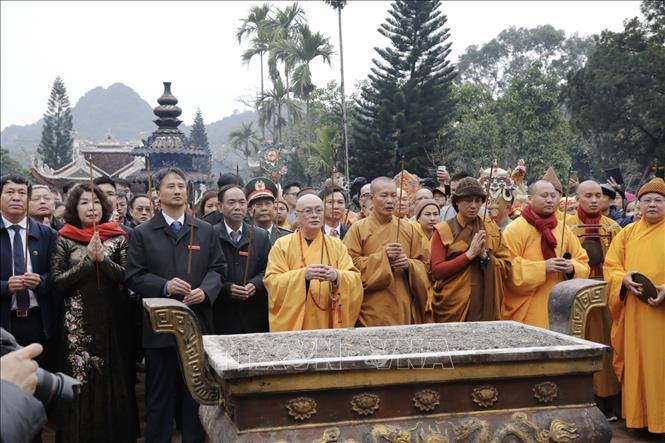 Delegates offer incense at Huong Pagoda Festival. VNA Photo: Trần Việt