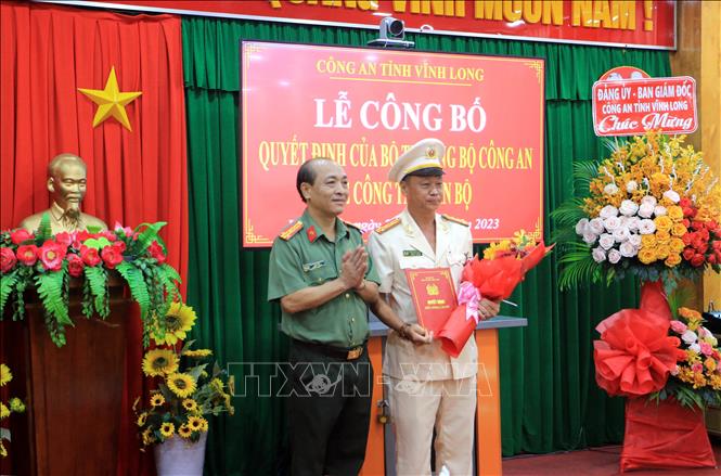 Trong ảnh: Giám đốc Công an tỉnh Vĩnh Long Nguyễn Trọng Dũng trao Quyết định của Bộ trưởng Bộ Công an cho Đại tá Trà Quang Thanh. Ảnh: Phạm Minh Tuấn-TTXVN.