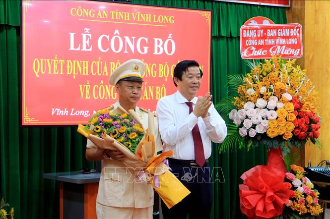 Trong ảnh: Bí thư Tỉnh ủy Vĩnh Long Bùi Văn Nghiêm tặng hoa chúc mừng Đại tá Trà Quang Thanh. Ảnh: Phạm Minh Tuấn-TTXVN.