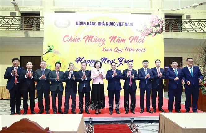 Thủ tướng Phạm Minh Chính chúc Tết và giao nhiệm vụ cho ngành Ngân hàng trong năm 2023. Ảnh: Dương Giang-TTXVN