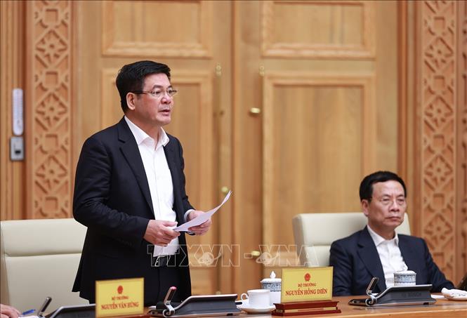 Bộ trưởng Bộ Công thương Nguyễn Hồng Diên (trái) phát biểu tại phiên họp Thường trực Chính phủ để đánh giá tình hình Tết Nguyên đán Quý Mão và triển khai các nhiệm vụ trọng tâm sau Tết. Ảnh: Dương Giang-TTXVN