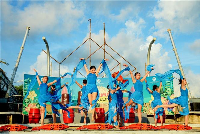 Trong ảnh: Biểu diễn nghệ thuật phục vụ khách du lịch tại khu nghỉ dưỡng Sunset Sanato Phú Quốc (Kiên Giang) trong dịp Tết Nguyên đán Quý Mão 2023. Ảnh: Hồng Đạt - TTXVN