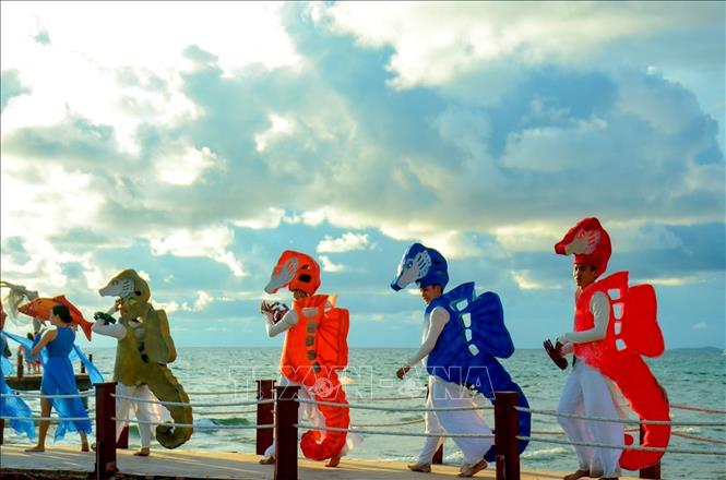 Trong ảnh: Biểu diễn nghệ thuật phục vụ khách du lịch tại khu nghỉ dưỡng Sunset Sanato Phú Quốc trong dịp Tết Nguyên đán Quý Mão 2023. Ảnh: Hồng Đạt - TTXVN