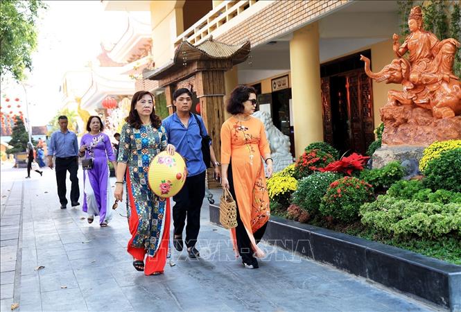 Trong ảnh: Khách vãn cảnh chùa Hoằng Pháp, xã Tân Hiệp, huyện Hóc Môn, Thành phố Hồ Chí Minh. Ảnh: Hồng Đạt - TTXVN