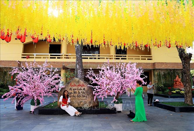 Trong ảnh: Khuôn viên chùa Hoằng Pháp được trang hoàng nhiều tiểu cảnh hoa đẹp mắt, rộn ràng sắc xuân trong dịp Tết Quý Mão 2023. Ảnh: Hồng Đạt - TTXVN