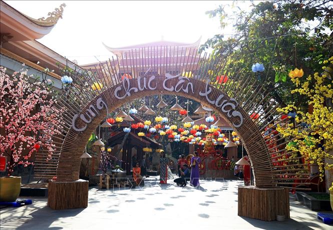 Trong ảnh: Khuôn viên chùa Hoằng Pháp được trang hoàng nhiều tiểu cảnh hoa đẹp mắt, rộn ràng sắc xuân trong dịp Tết Quý Mão 2023. Ảnh: Hồng Đạt - TTXVN