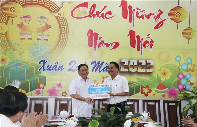 Trong ảnh: Ông Huỳnh Trung Quang, Tổng Giám đốc Công ty Thép Tây Đô trao cho ông Trần Quốc Vũ, Bí thư Quận ủy Bình Thủy, số tiền hỗ trợ Quỹ từ thiện xã hội quận Bình Thủy. Ảnh: Ngọc Thiện- TTXVN