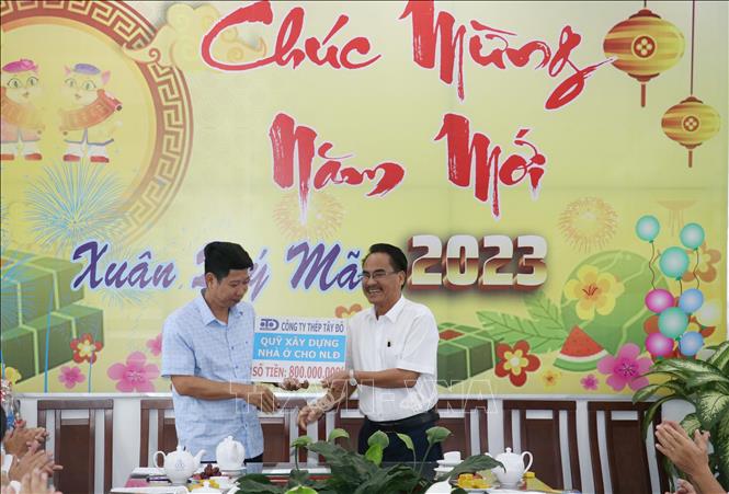 Trong ảnh: Ông Huỳnh Trung Quang, Tổng Giám đốc Công ty Thép Tây Đô trao cho ông Trần Quốc Vũ, Bí thư Quận ủy Bình Thủy, số tiền hỗ trợ Quỹ từ thiện xã hội quận Bình Thủy. Ảnh: Ngọc Thiện- TTXVN