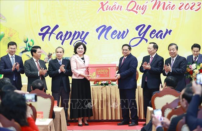 PM Pham Minh Chinh meets with the State Bank of Vietnam staff on the first working day of the Lunar New Year. VNA Photo: Dương Giang