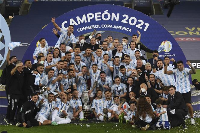 Các tuyển thủ Argentina đoạt danh hiệu vô địch Copa America 2021, sau khi đánh bại tuyển Brazil 1-0 trong trận chung kết trên sân Maracana ở Rio de Janeiro, ngày 10/7/2021. Ảnh: AFP/TTXVN