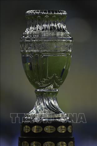 Chiếc Cup vô địch giải Copa America được trưng bày trên sân Maracana ở Rio de Janeiro, trước trận chung kết giữa đội chủ nhà Brazil gặp kỳ phùng địch thủ Argentina, ngày 10/7/2021. Ảnh: AFP/TTXVN